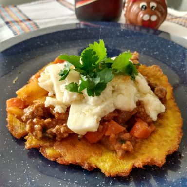 Tostada / Tostón de plátano macho, Picadillo y quesito.